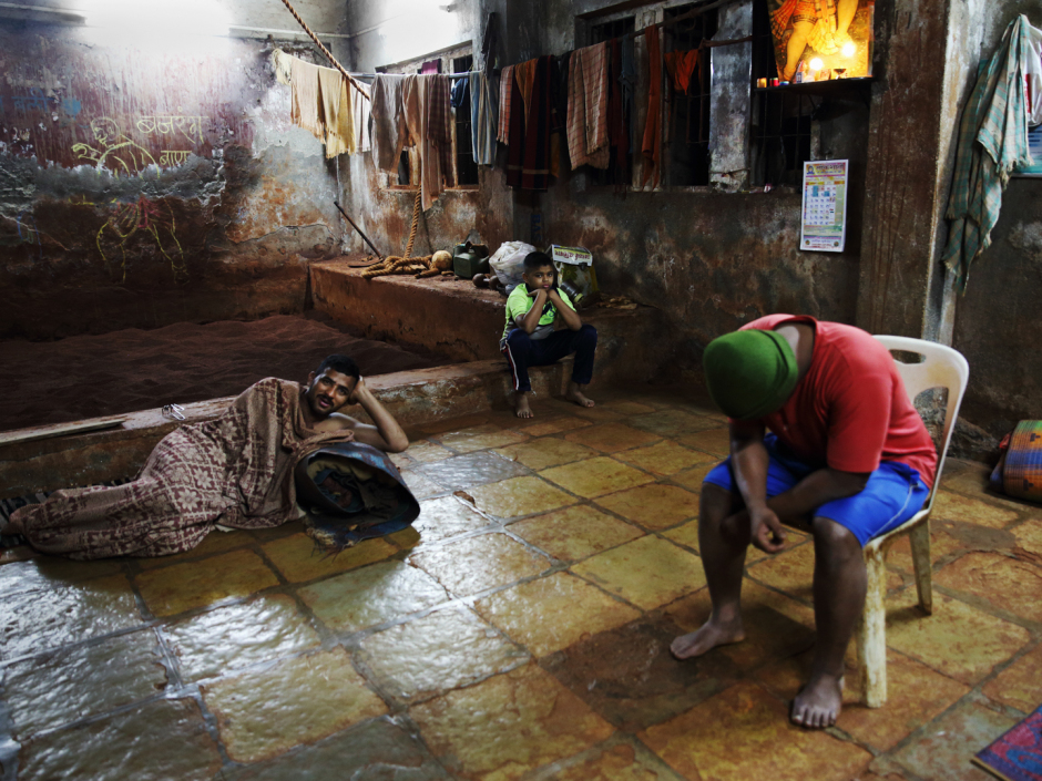 India, Mumbai, February 2017Kutshi, Indian traditional wrestling.For wrestlers, the day begins at five in the morning. A large number of them sleep on the dojo's ground. Inde, Bombay, février 2017Le kushti, lutte traditionnelle indienne.Pour les lutteurs, la journée commence à cinq heure. Beaucoup d'entre eux dorment sur place, à même le sol.Bertrand Desprez / Agence VU