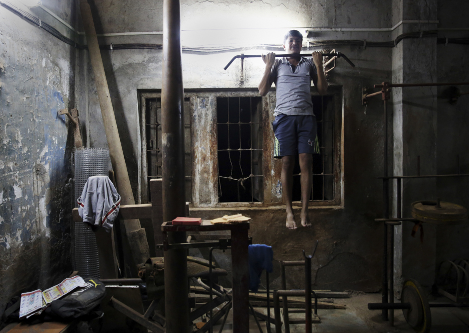 India, Mumbai, February 2017Kutshi, Indian traditional wrestling.The weight room, far from the occidental model, reveals the lack of resources of the community.Inde, Bombay, février 2017Le kushti, lutte traditionnelle indienne.La salle de musculation, loin des standards occidentaux, révèle le peu de moyen de la communauté.Bertrand Desprez / Agence VU