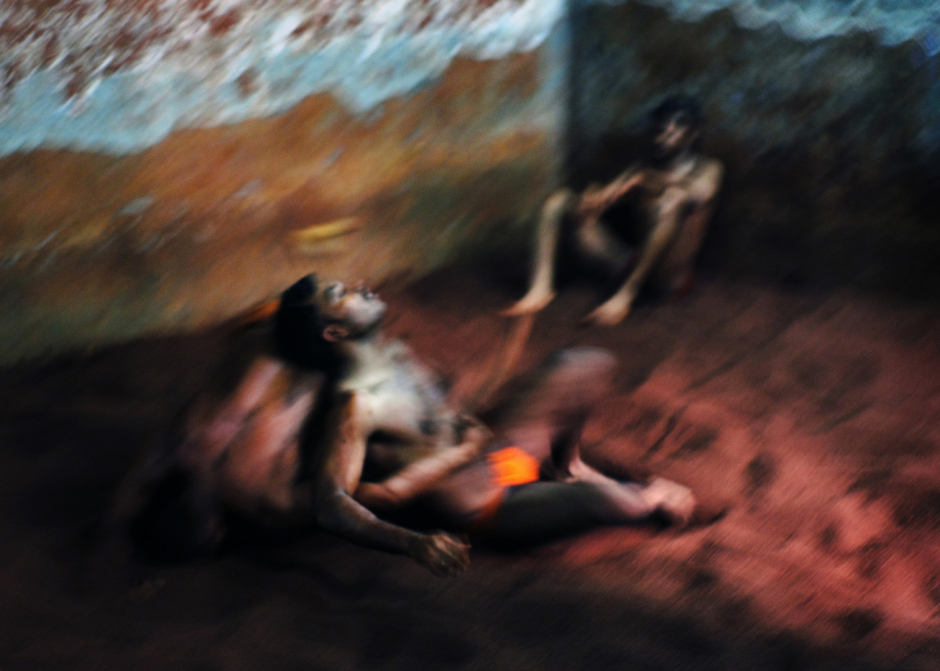 India, Mumbai, February 2017Kutshi, Indian traditional wrestling.The wrestlers are training in Bombay's oldest akhara - a type of dojo - founded in 1930. Many came from the countryside, hoping to get a better job. After becoming holder or security guard, they complete their incomes with the prizes gained in local tournaments. Inde, Bombay, février 2017Le kushti, lutte traditionnelle indienne.Les lutteurs s'entrainent dans le plus ancien akhara - sorte de dojo - de Bombay, fondé en 1930. Beaucoup viennent des campagnes, espérant un meilleur emploi. Devenu porteur ou agent de sécurité, ils complètent leurs revenus grâce à leurs gains dans les compétitions locales.Bertrand Desprez / Agence VU