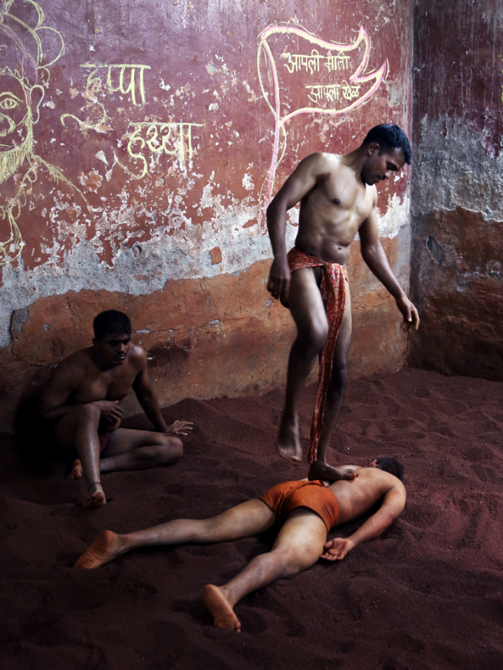 India, Mumbai, February 2017Kutshi, Indian traditional wrestling.Massages after the fight are a part of the kushti's ritual. Inde, Bombay, février 2017Le kushti, lutte traditionnelle indienne.Les massages après les combats font parti du rituel du kushti.Bertrand Desprez / Agence VU