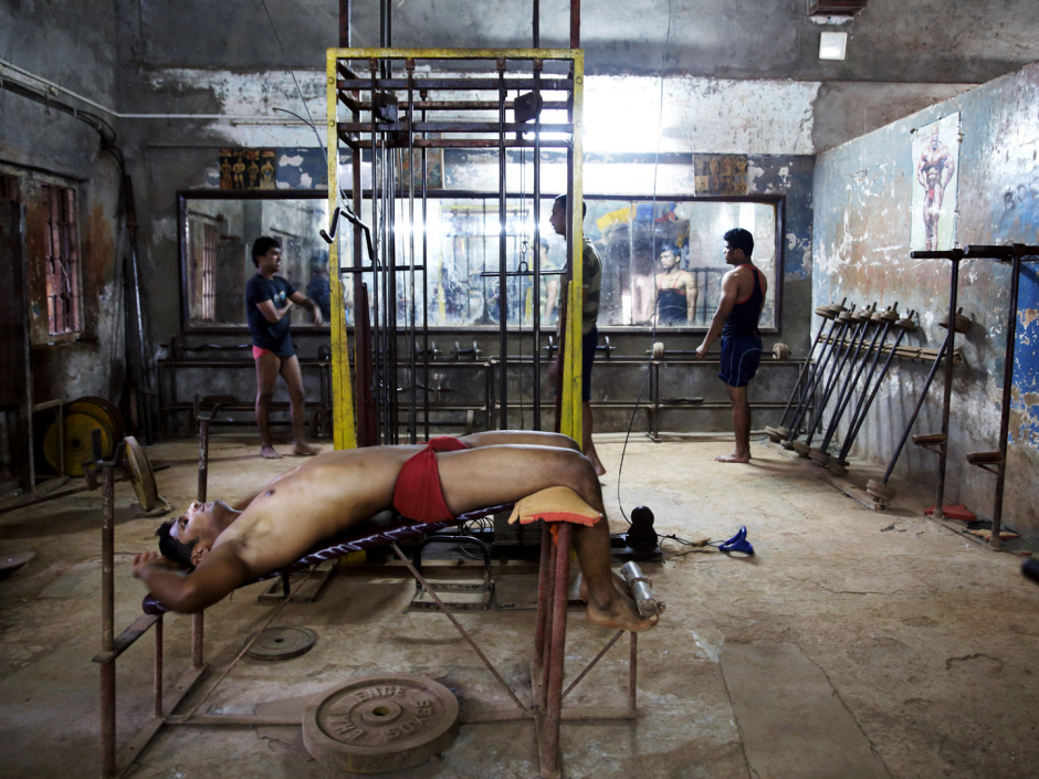 India, Mumbai, February 2017Kutshi, Indian traditional wrestling.The weight room, far from the occidental model, reveals the lack of resources of the community.Inde, Bombay, février 2017Le kushti, lutte traditionnelle indienne.La salle de musculation, loin des standards occidentaux, révèle le peu de moyen de la communauté.Bertrand Desprez / Agence VU