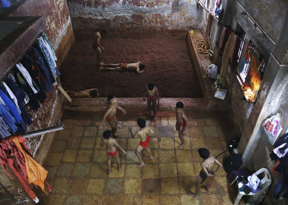 India, Mumbai, February 2017Kutshi, Indian traditional wrestling.For wrestlers, the day begins at five in the morning. Children practice kushti after school, when adults have completed their training. Inde, Bombay, février 2017Le kushti, lutte traditionnelle indienne.Pour les lutteurs, la journée commence à cinq heure. Les enfants pratiquent le kushti après l'école, lorsque les adultes ont terminé leur entrainement.Bertrand Desprez / Agence VU