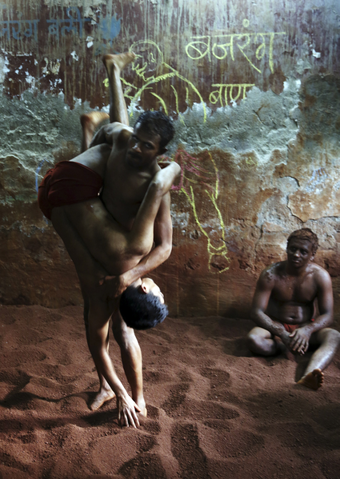 India, Mumbai, February 2017Kutshi, Indian traditional wrestling.The Kutshi is practiced in pits where the earth is mixed with spices, honey and butter to stop it from sticking to the skin. Inde, Bombay, février 2017Le kushti, lutte traditionnelle indienne.Le kushti se pratique dans des fosses où la terre, pour ne pas coller à la peau, est mélangée à des épices, du miel et du beurre.Bertrand Desprez / Agence VU