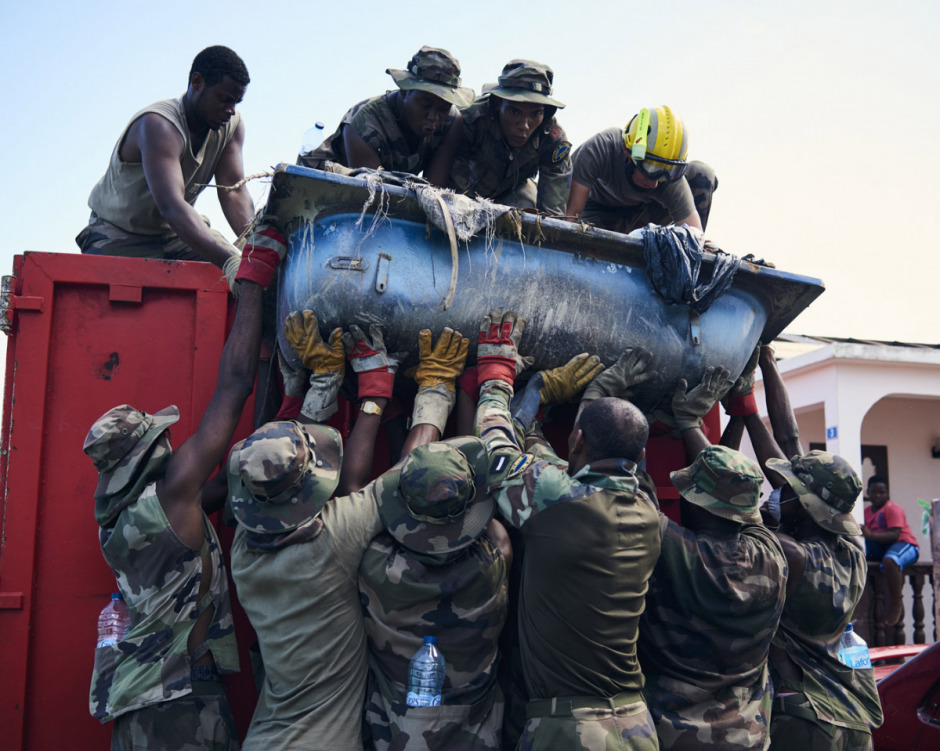 Antilles, Saint-Martin, 19 September 2017
Irma Hurricane. In the Sandy Ground district, RSMA in action. 

Antilles, Saint-Martin, 19 septembre 2017
Ouragan Irma. Dans le quartier de Sandy Ground, RSMA en action. 

Cyril Zannettacci / Agence VU