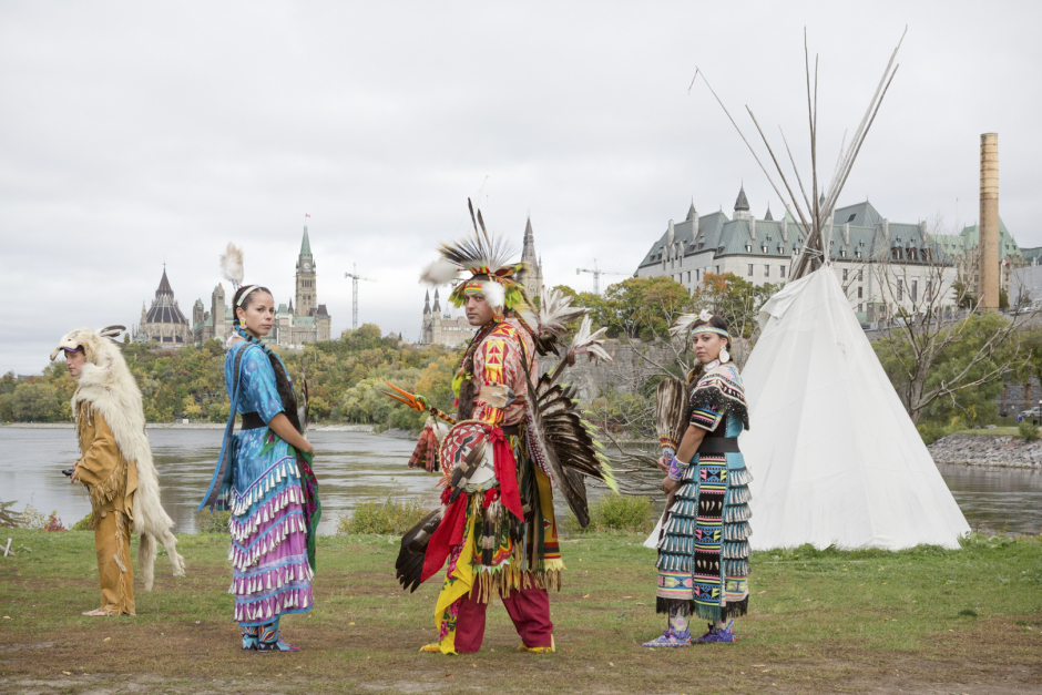 Canada, Ontario, Ottawa, 13 October 2016Stephanie Sarazin, Jason Gullo Mullins and Sarah Decontie, Algonquin First Nation Ambassadors for Aboriginal Experiences, Victoria Island.Canada, Ontario, Ottawa, 13 octobre 2016Stephanie Sarazin, Jason Gullo Mullins et Sarah Decontie, Ambassadeurs de la Nation Algonquin pour les Expériences Aborigènes, sur Victoria Island.Rip Hopkins / Agence VU / Ambassade de France au Canada