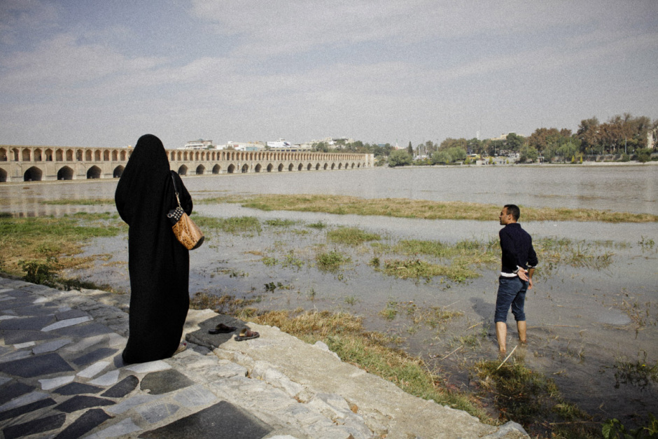 Iran, Isfahan, November 7th 2015 - The reopenning of the dam, with the runoff of the water. 33 archs Si O Se Pol bridge.