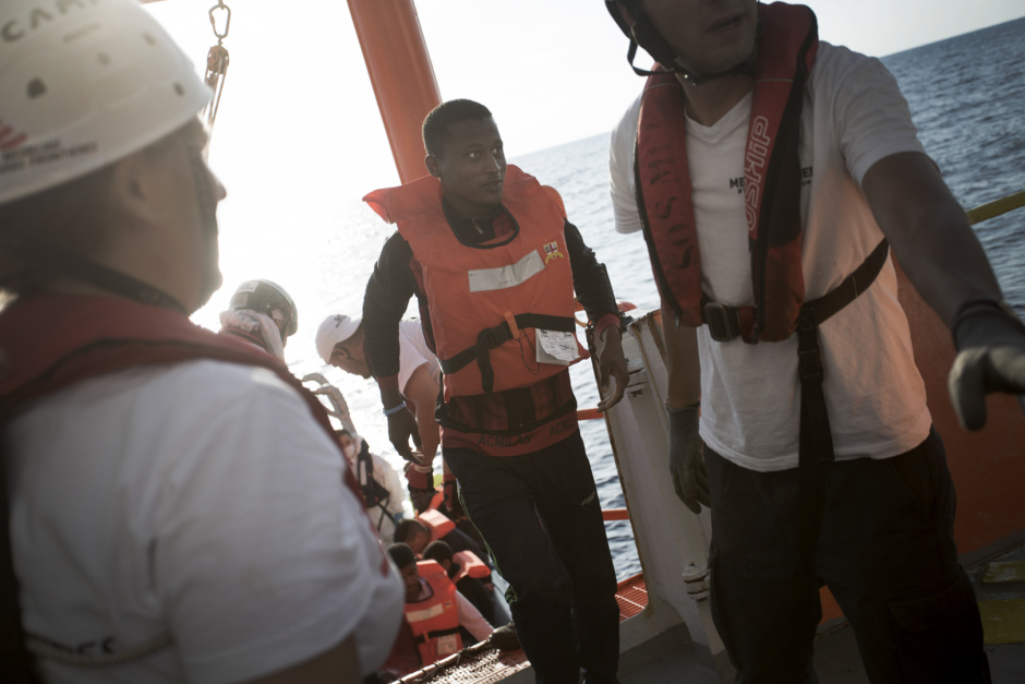 Mediterranean Sea, October 17th, 2017One of the first persons transfered get on board of the Aquarius. The Italian Navy transfers 111 people on the Aquarius after a rescue off the Lybian coasts.Mer MÈditerranÈe, 17 octobre 2017 Une des premiËres personnes transfÈrÈes monte a bord de l?Aquarius.La Marine italienne transfËre 111 personnes sur l?Aquarius apres un sauvetage au large des cotes libyennes.Martina Bacigalupo / Agence VU