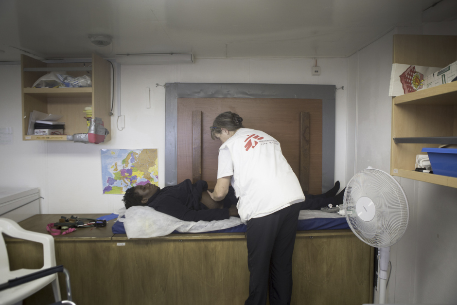 Save and Rescue (SAR) zone, 10 December 2017An MSF midwife is examining a pregnant young woman who has just arrived on board on the Aquarius after a rescue operation. Most of the women who arrive have been raped, and some of them got pregnant.Zone Save and Recue (SAR), 10 dÈcembre 2017La sage-femme de MSF consulte une jeune femme enceinte ‡ peine arrivÈe ‡ bord de l?Aquarius aprËs une opÈration de sauvetage. La plupart des femmes qui arrivent ont ÈtÈ victimes de viol, et certaines d?entre elles sont tombÈes enceintes.Martina Bacigalupo / Agence VU