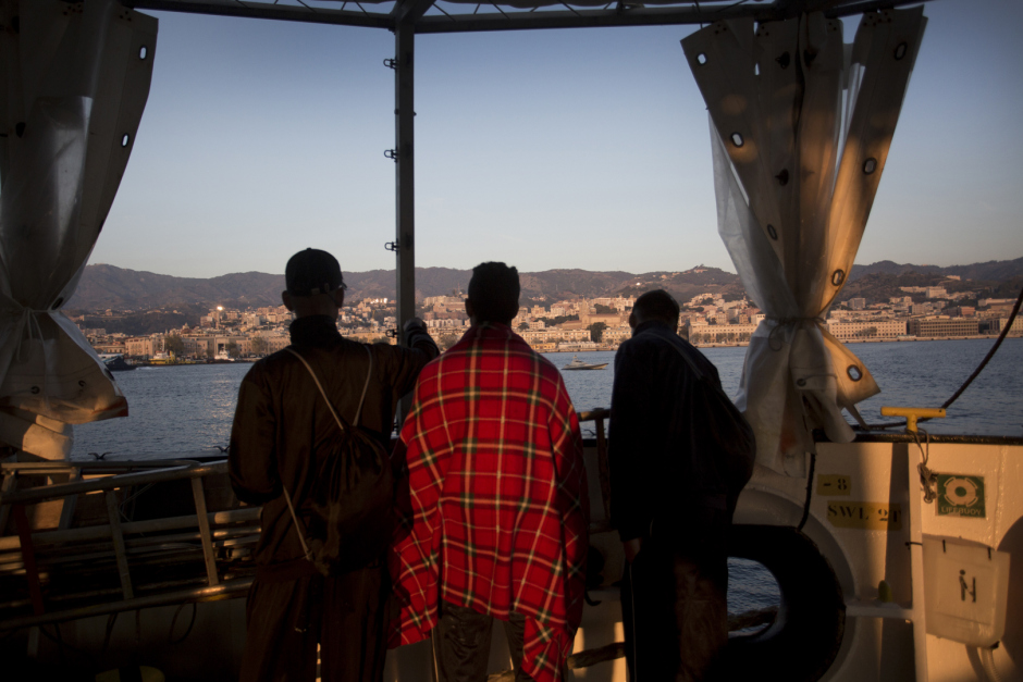 Italy, Messina, October 19th, 2017Men looking at Messina while the Aquarius approchs the city.These men are part of a group of 111 people who left Lybia the day before on an instatable canoe. The canoe, detected by the Andrea Doria off the Lybian coasts, will be transfered on the Aquarius.Since the beginning of the operations, the Aquarius rescued 23 687 people at sea.Italie, Messina, octobre 19, 2017Des hommes regardent Messina pendant l'approche de l'Aquarius.Ces hommes font partie d?un groupe de†111 personnes partie de Libye la veille sur un canot gonflable. Le canot, rÈpÈrÈ par l?Andrea Doria au large des cotes libyennes, sera tranferÈ sur l?Aquarius.†Depuis le dÈbut des opÈrations, l?Aquarius a secouru 23 687 personnes en mer.Martina Bacigalupo / Agence VU