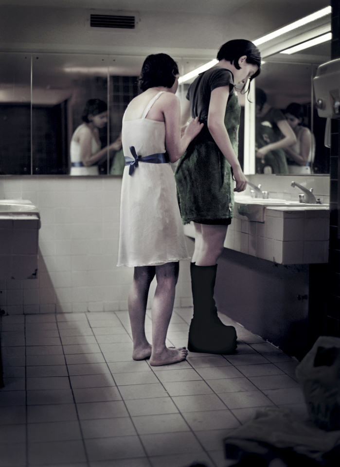 England, London, 2007From the series "In Absence".Women dressing up in public toilet.Angleterre, Londres, 2007Issue de la sÈrie "In Absence".SÈance d'habillage dans des toilettes publiques.Monika Macdonald / Agence VU