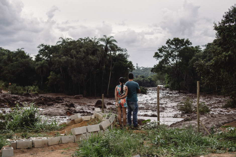 Brazil, Corrego do Feijão, 26 January 2019 - Couple watches the muddy river in the search for survivors, after the rupture of Brumadinho dam.