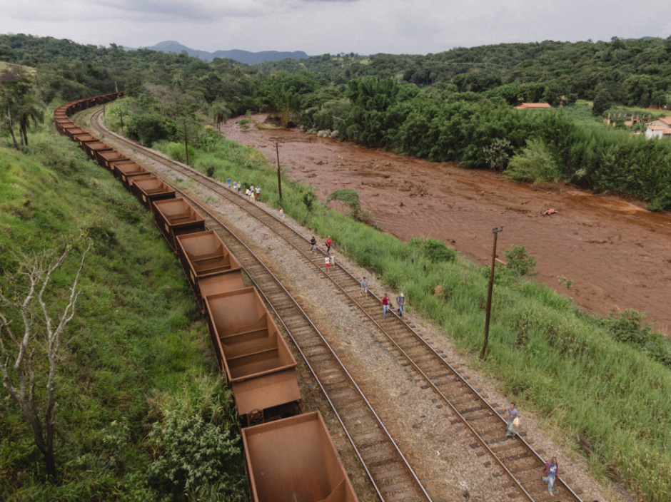 Brazil, Corrego do Feijão, 26 January 2019 - People walk to a train line at the edge of the Paraopebas river, completely affected by the flood of mud, after the rupture of Brumadinho dam.