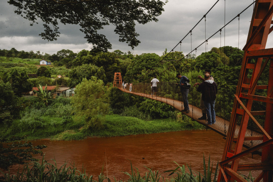 Brazil, Minas Gerais, 26 January 2019 - People on a bridge over the Paraopeba River, contaminated with mud from the broken dam near Brumadinho.