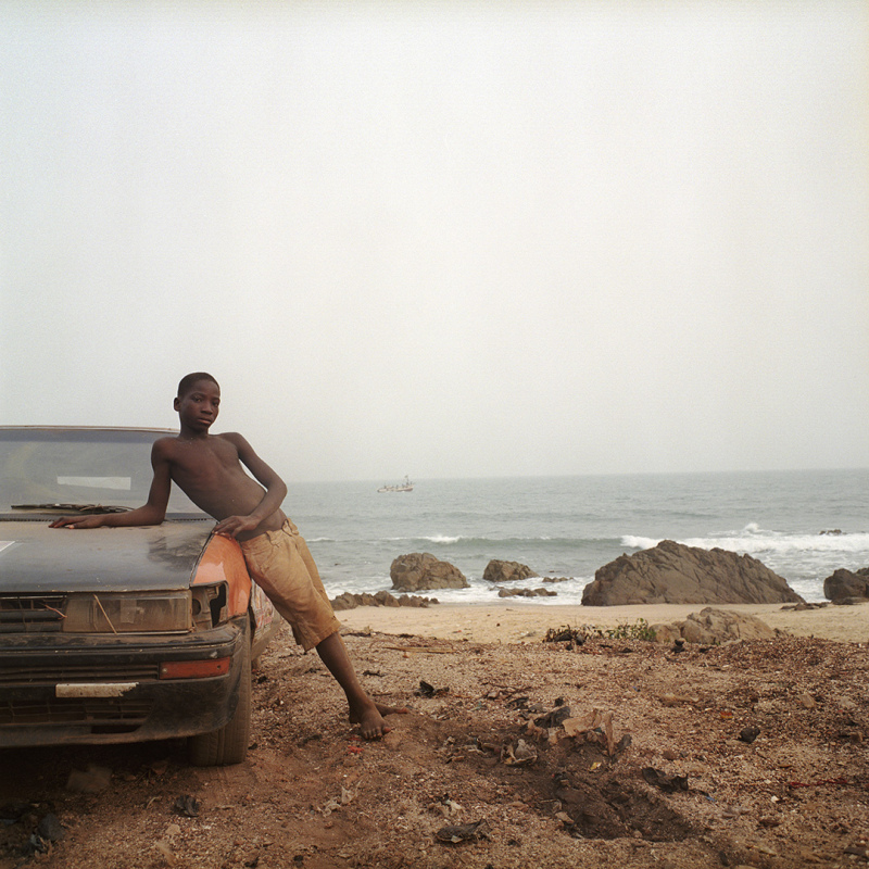 Ghana, Mumford, 2016Young boy posing next a car.Ghana, Mumford, 2016Jeune garçon posant à côté d'une voiture.Denis Dailleux / Agence VU