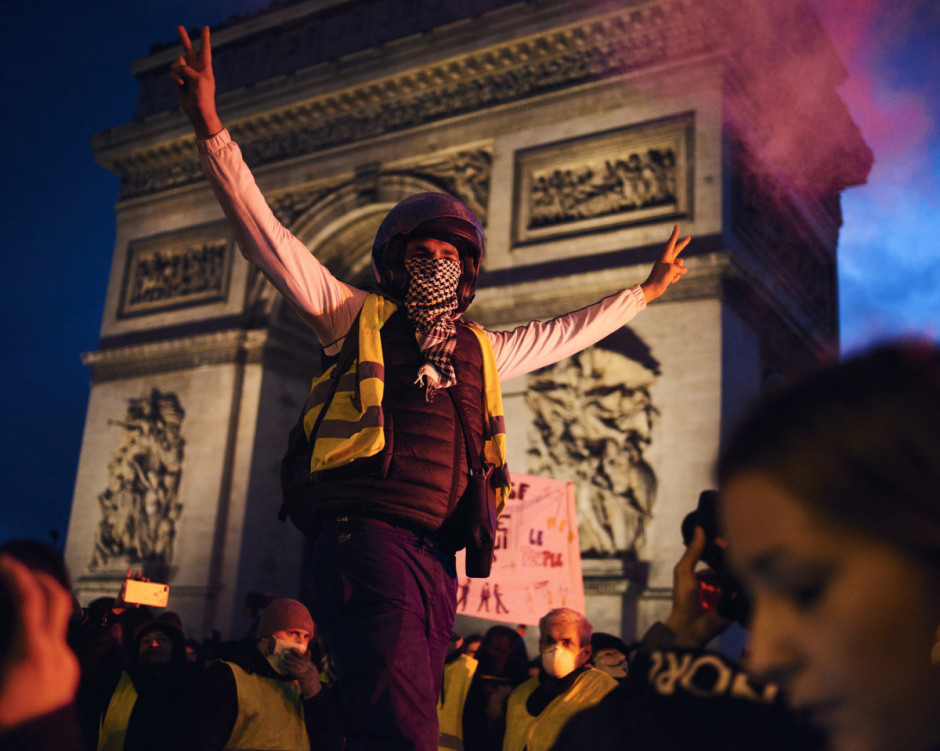 France, Paris, 22 December 2018 - Demonstration of the "Yellow Vests": Acte VI. Demonstrators are stopping the traffic on the Place de l'Etoile.