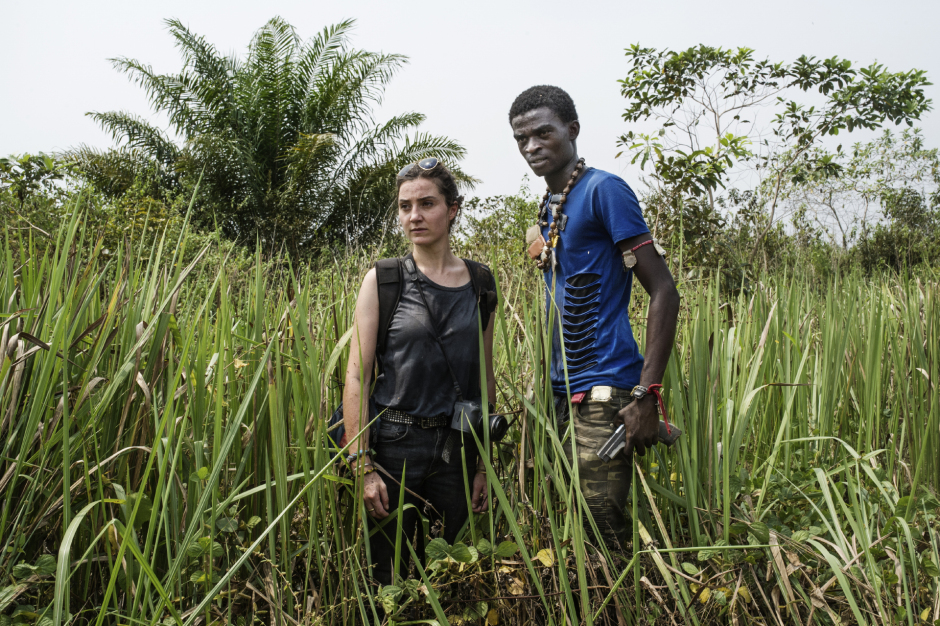 Central Africa, Bangui, 30 November 2018On the movie set of the film "Camille", by Boris Lojkine in Central Africa.Nina Meurisse, who play Camille Lepage with Fiacre Bindala, lead actors, in the outskirts of Bangui.République Centrafricaine, Bangui, 30 novembre 2018Tournage du film "Camille" de Boris Lojkine en Centrafrique.Nina Meurisse, jouant le rôle de Camille Lepage et Fiacre Bindala, premiers rôles du film posent lors du tournage d'une scène en périphérie de Bangui.Michael Zumstein / Agence VU
