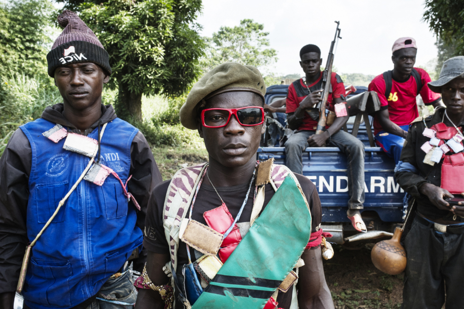 Central Africa, Bangui, 28 November 2018On the movie set of the film "Camille", by Boris Lojkine in Central Africa.Comedians and extras playing antibalakas militiamen who fight Sélékas, in a scene shot in the outskirts of Bangui.République Centrafricaine, Bangui, 28 novembre 2018Tournage du film "Camille" de Boris Lojkine en Centrafrique.Comédiens et figurants jouant les rôles de miliciens antibalakas s'opposant aux Sélékas, dans une scène tournée en périphérie de Bangui.Michael Zumstein / Agence VU