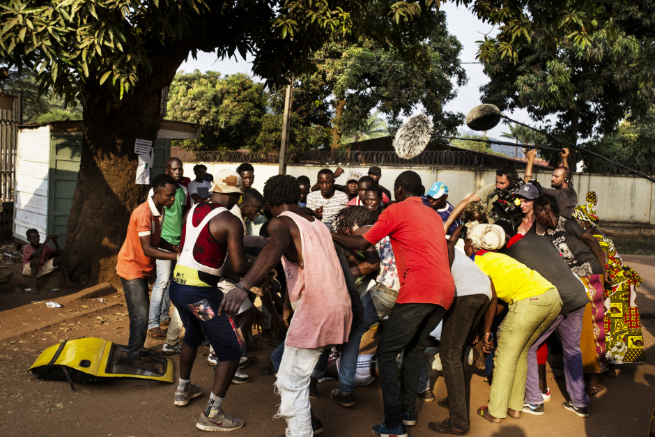 Central Africa, Bangui, 29 November 2018On the movie set of the film "Camille", by Boris Lojkine in Central Africa.Reconstruction of a lynching scene in Bangui.République Centrafricaine, Bangui, 29 novembre 2018Tournage du film "Camille" de Boris Lojkine en Centrafrique.Reconstitution d'une scène de lynchage à Bangui.Michael Zumstein / Agence VU