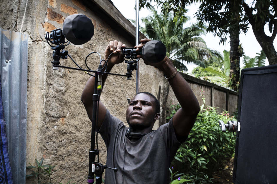 Central Africa, Bangui, 14 November 2018On the movie set of the film "Camille", by Boris Lojkine in Central Africa.Aaron Koyasukpengou, sound assistant trained by the Varan Workshop Program, is checking microphones before the shooting of a scene.République Centrafricaine, Bangui, 14 novembre 2018Tournage du film "Camille" de Boris Lojkine en Centrafrique.Aaron Koyasukpengou, assistant son, formé par le programme des ateliers Varan, prépare les micros avant le tournage d'une scène à Bangui.Michael Zumstein / Agence VU