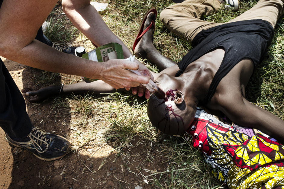 Central Africa, Bangui, 26 November 2018On the movie set of the film "Camille", by Boris Lojkine in Central Africa.During the reconstruction of a slaughter scene in Bangui, an assistant is putting fake blood on an extra who play a victim.République Centrafricaine, Bangui, 26 novembre 2018Tournage du film "Camille" de Boris Lojkine en Centrafrique.Lors de la réconstitution d'une scène de massacre à Bangui, un assistant régie place du sang sur un figurant jouant un cadavre.Michael Zumstein / Agence VU