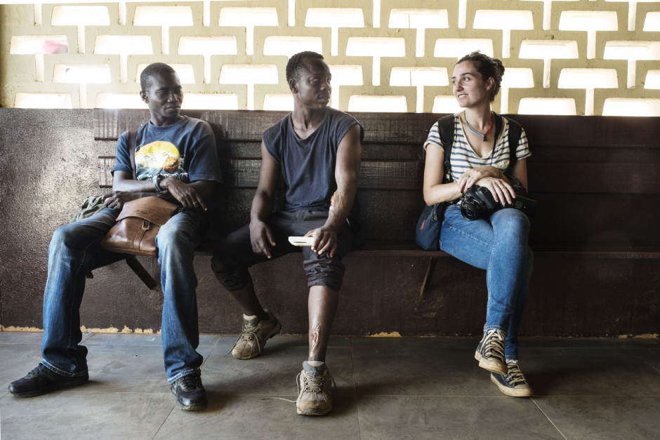 Central Africa, Bangui, 18 November 2018On the movie set of the film "Camille", by Boris Lojkine in Central Africa.Nina Meurisse, actress (Camille Lepage) is discussing with the film crew at the Bangui morgue.République Centrafricaine, Bangui, 18 novembre 2018Tournage du film "Camille" de Boris Lojkine en Centrafrique.Nina Meurisse, actrice (Camille Lepage) discutent avec l'équipe de tournage à la morgue de Bangui.Michael Zumstein / Agence VU