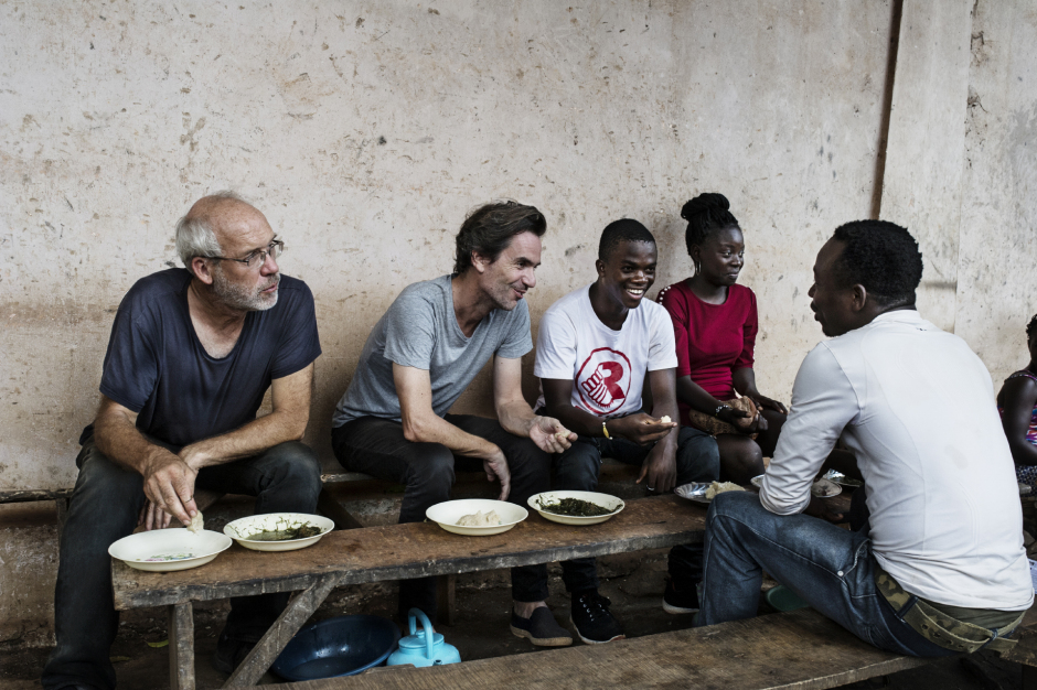 Central Africa, Bangui, 23 November 2018On the movie set of the film "Camille", by Boris Lojkine in Central Africa.Pascal Metge (l.) production manager, Boris Lojkine (c.) director, Rafiki Fariala, 2nd assistant director (white t-shirt), are discussing with the film crew in a street restaurant in Bangui.République Centrafricaine, Bangui, 23 novembre 2018Tournage du film "Camille" de Boris Lojkine en Centrafrique.Pascal Metge (g) directeur de production, Boris Lojkine (c), réalisateur, Rafiki Fariala, 2ème assistant réalisateur (tee-shirt blanc), discutent avec l'équipe de tournage dans un restaurant de rue à Bangui.Michael Zumstein / Agence VU