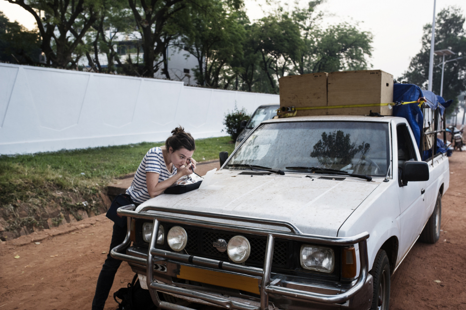 Central Africa, Bangui, 25 November 2018On the movie set of the film "Camille", by Boris Lojkine in Central Africa.Nina Meurosse, actress (Camille Lepage), is puting on make-up before a scene shot in a street in Bangui.République Centrafricaine, Bangui, 25 novembre 2018Tournage du film "Camille" de Boris Lojkine en Centrafrique.Nina Meurosse, actrice (Camille Lepage), se maquille avant une scène tournée dans une rue de Bangui.Michael Zumstein / Agence VU