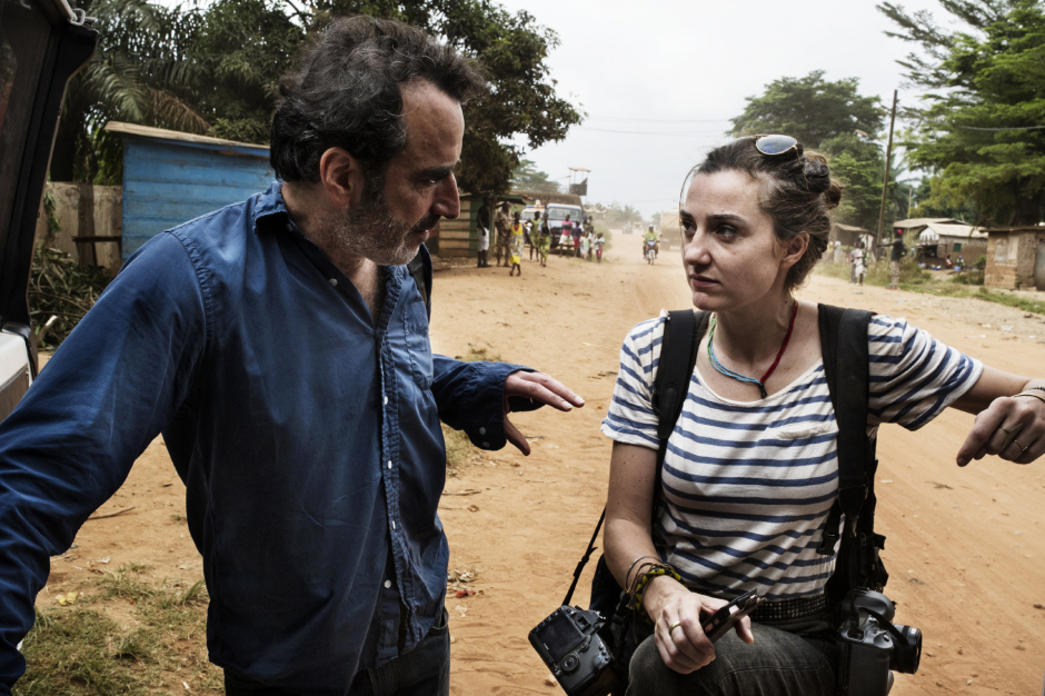 Central Africa, Bangui, 27 November 2018On the movie set of the film "Camille", by Boris Lojkine in Central Africa.Actors Bruno Todeschini (Mathias) and Nina Meurisse (Camille Lepage) are discussing before the shooting of a scene in Bangui.République Centrafricaine, Bangui, 27 novembre 2018Tournage du film "Camille" de Boris Lojkine en Centrafrique.Les acteurs Bruno Todeschini (Mathias) et Nina Meurisse (Camille Lepage) discutent avant le tournage d'une scène à Bangui.Michael Zumstein / Agence VU