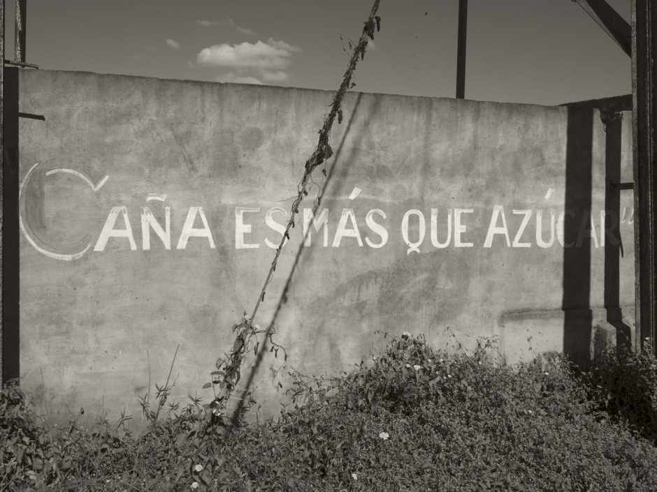 Cuba, 21 December 2016"Cane means more than sugar." Slogan written on the walls of many power plants in Cuba.Cuba, 21 décembre 2016« La cane signifie plus que le sucre ». Slogan écrit sur les murs de nombreuses centrales à Cuba.Pierre-Elie de Pibrac / Agence VU