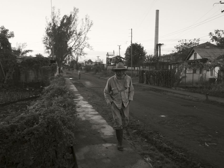 Cuba, 11 January 2017Old man walking all day in the batey of a closed factory. He wanders  lost in his thoughts.Cuba, 11 janvier 2017Vieil homme marchant toute la journée dans le batey d’une usine fermée. Il erre l’air perdu dans ses pensées.Pierre-Elie de Pibrac / Agence VU