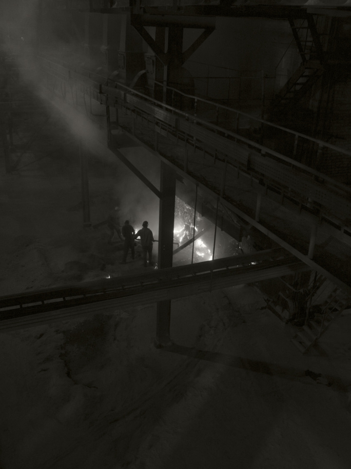 Cuba, March 3rd 2017Workers leaving the burning embers and sugar cane shavings from the ovens of the chimneys of the San Nicolás de Bari power plant to prevent the flames from being smothered. At this point of the factory the heat is close to 100 degrees. These ovens date from Soviet times and were imported from East Germany in the late 1960s. Cuba, 3 mars 2017Ouvriers sortant des braises et des copeaux de cannes à sucre en feu des fours des cheminées de la centrale de San Nicolás de Bari pour permettre aux flammes de ne pas être étouffées. A cette endroit de l’usine la chaleur est proche des 100 degrés. Ces fours datent de l’époque soviétique et ont été importés d’Allemagne de l’est à la fin des années 60.Pierre-Elie de Pibrac / Agence VU
