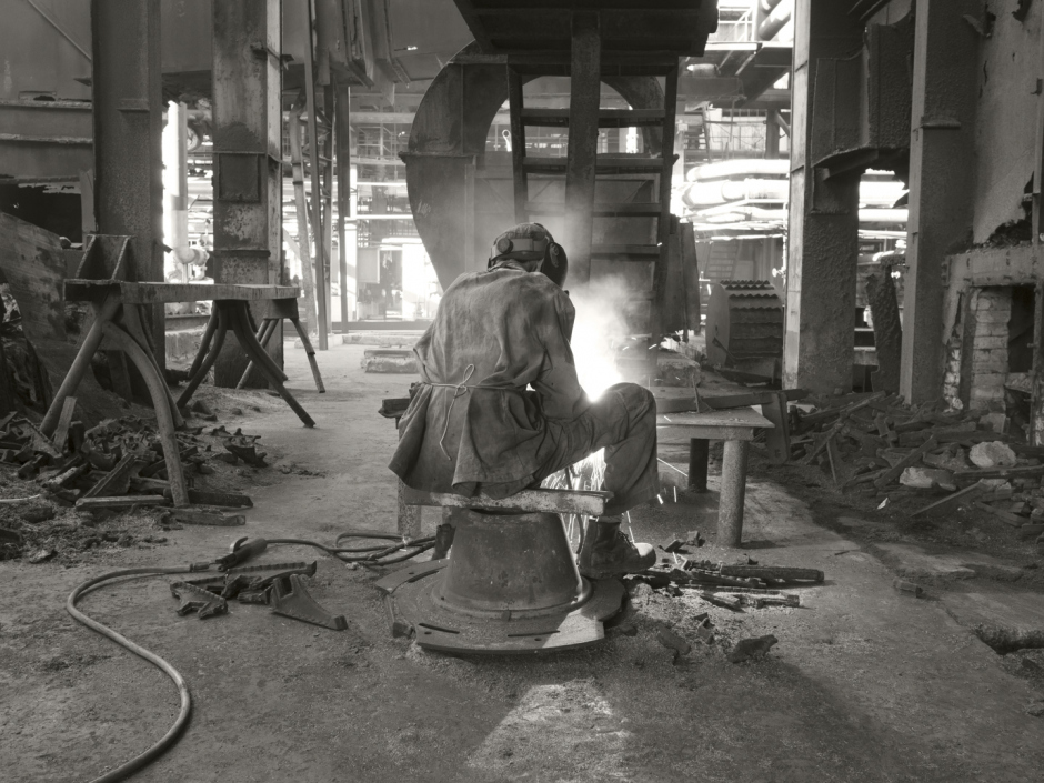 Cuba, March 16th 2017Welding worker in the Jatibonico factory, the most modern in the country. Sugar workers work in very difficult conditions and are very good at recycling everything they find and tinkering with bits of string and various metals found on the ground.Cuba, 16 mars 2017Ouvrier soudeur dans l’usine de Jatibonico, la plus moderne du pays. Les travailleurs du sucre travaillent dans des conditions très difficiles et sont très habiles pour recycler tout ce qu’ils trouvent et tout rafistoler avec des bouts de ficèle et divers métaux trouvés au sol.Pierre-Elie de Pibrac / Agence VU
