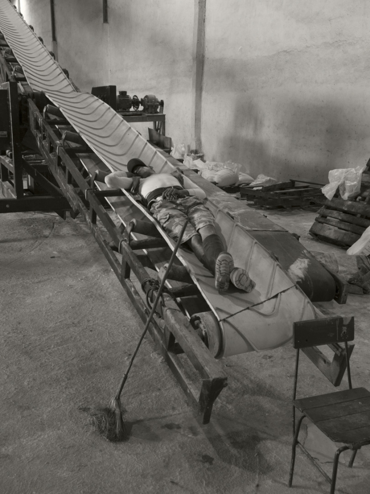 Cuba, March 16th 2017Sugar worker sleeping on a conveyor belt while waiting for the plant to operate again. Many power plants are shut down during the zafra period (cane cutting) due to a lack of sugar cane. Cuba, 16 mars 2017Ouvrier du sucre dormant sur un tapis roulant en attendant que la centrale fonctionne de nouveau. De nombreuses centrales sont à l’arrêt pendant la période de la zafra (coupe de l canne) par manque de canne à sucre. Pierre-Elie de Pibrac / Agence VU