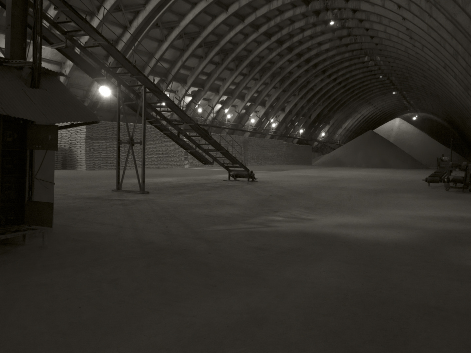 Cuba, March 1st 2017Inside the heart of the Panama sugar plant, the sugar storage, bagging and distribution centre. It is a place guarded by 5 people, only authorized workers can enter. Normally, during the Zafra, sugar falls 24 hours a day on huge sugar pyramids. Then the sugar is put into 50kg bags which are sent directly by train and truck throughout the country and to various Cuban ports. Today, when every factory says that the Zafra are more and more exceptional, nothing is happening, there is no sugar falling, there is no truck, no train to distribute it, no boat leaving the port with full calls. There is just the empty skeleton of the sugar myth which has been and still is the main propaganda tool of the Party to show the independence and economic strength of the country.Cuba, 1er mars 2017Intérieur du cœur de la centrale sucrière de Panama, le centre de stockage, de mise en sac et de distribution du sucre. C’est un endroit gardé par 5 personnes, il n’y a que les ouvriers autorisés qui peuvent y entrer. Normalement, lors de la Zafra, le sucre tombe 24h/24 sur d’immenses pyramides de sucre. Ensuite le sucre est mis dans des sacs de 50kg qui sont directement envoyés par train et par camion dans tout le pays et dans divers ports cubains. Aujourd’hui, alors que chaque usine dit que les Zafra sont de plus en plus exceptionnelles, il ne se passe rien, il n’y a aucun sucre qui tombe, il n’y a aucun camion, aucun train pour le distribuer, aucun bateau qui sort du port les calles pleines. Il y a juste le squelette vide du mythe du sucre qui a été et reste encore aujourd’hui l’outil principal de propagande du Parti pour montrer l’indépendance et la force économique du pays.Pierre-Elie de Pibrac / Agence VU