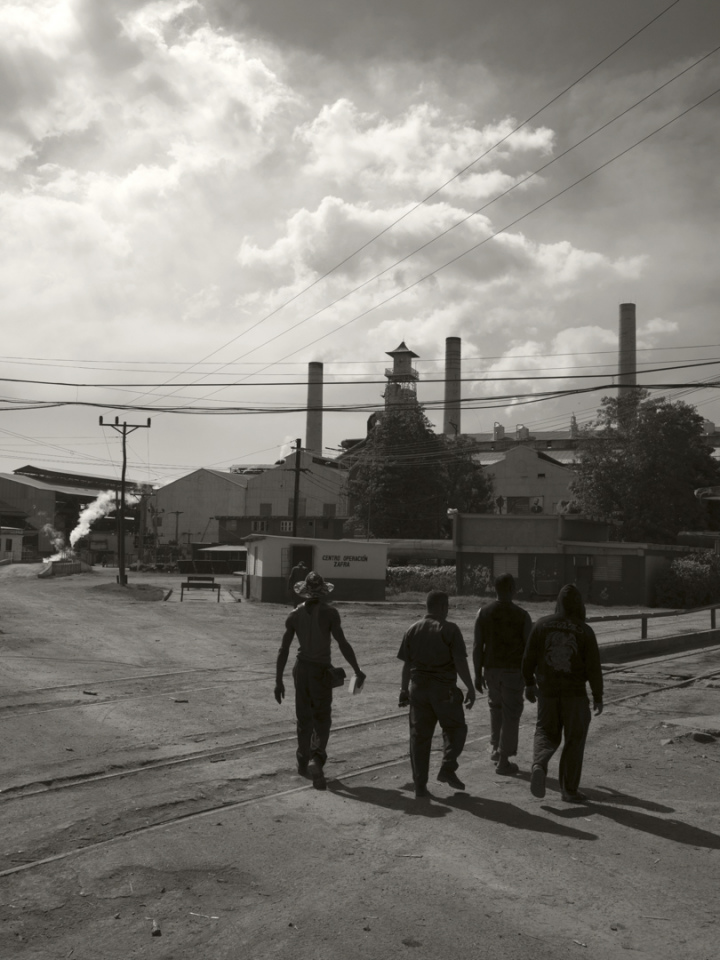 Cuba, 14 December 2016Sugar workers going to work in the Jatibonico power plant.Cuba, 14 décembre 2016Ouvriers du sucre allant travailler dans la centrale de Jatibonico.Pierre-Elie de Pibrac / Agence VU