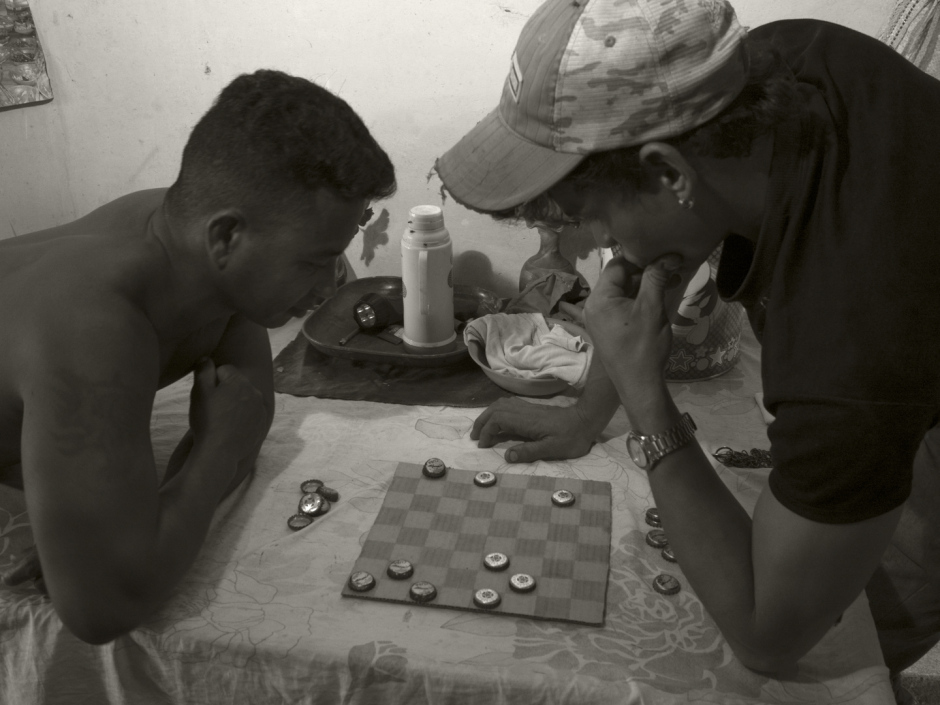 Cuba, February 1 st 2017Young people playing checkers in a batey house at the Quivican factory. Cuba, 1er février 2017Jeunes jouant aux dames dans une maison du batey de l’usine de Quivican. Pierre-Elie de Pibrac / Agence VU