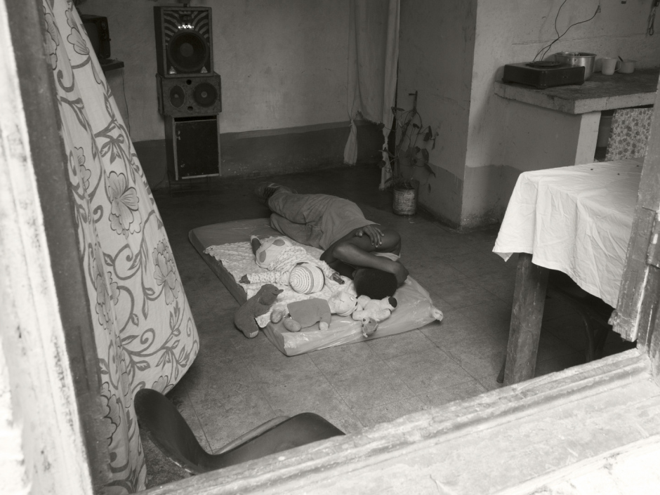 Cuba, March 18th 2017
Mother and her son sleeping on a plastic-covered mattress on the floor. Cubans keep the plastic on their mattresses so as not to damage them and resell them if necessary. Most of the time parents and their children sleep on the same mattress in one-room apartments.

Cuba, 18 mars 2017
Mère et son fils dormant sur un matelas recouvert de plastique à même le sol. Les Cubains gardent le plastique sur leur matelas pour ne pas les abîmer et les revendre si nécessaire. La plupart du temps les parents et leurs enfants dorment sur le même matelas dans des appartements d’une seule pièce.
Pierre-Elie de Pibrac / Agence VU