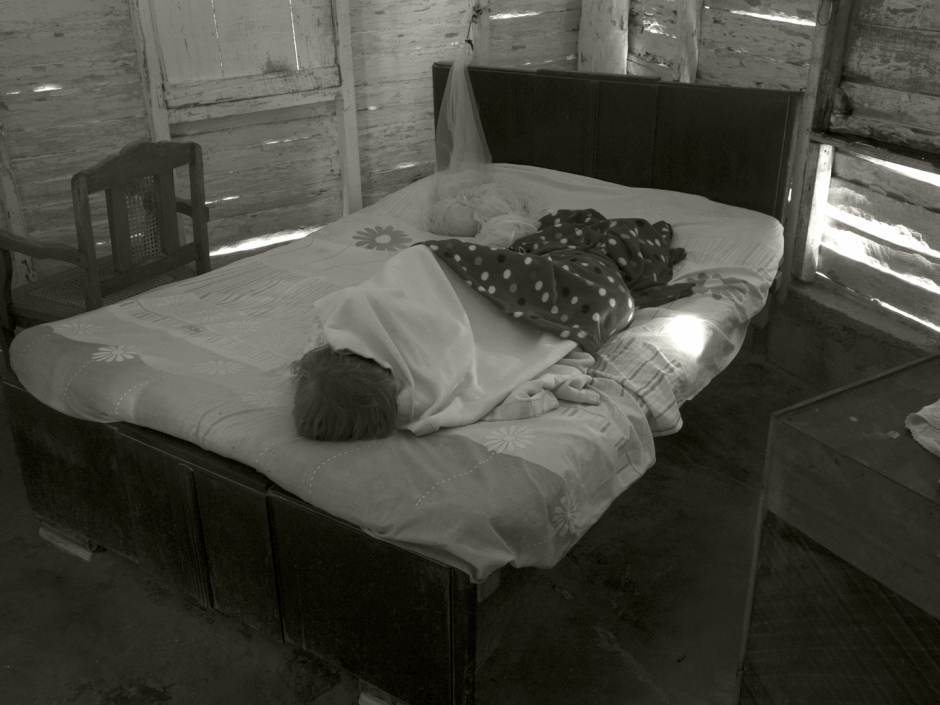 Cuba, 17 January 2017
Elderly woman in her bed in the bateye of the closed Riquelme power plant.

Cuba, 17 janiver 2017
Femme âgée dans son lit dans le bateye de la centrale fermée Riquelme.

Pierre-Elie de Pibrac / Agence VU