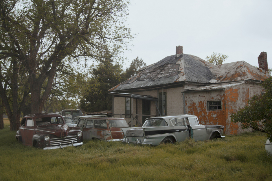 USA, South Dakota, Elsworth, 29 May 2018From the series "Sinking Ship".Front yard.USA, Dakota du Sud, Elsworth, 29 mai 2018Issu de la série "Sinking Ship".Devant une maison.Kyle Thompson / Agence VU