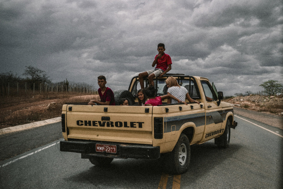 Brazil, January 14, 2018 - In the bowels of Brazilian inequality, in the difficulty of remembering our history, our origins, anomia generates the feeling of that « which must not be named ». It occurs when individuals feel pressured to violate norms. A family travels in the bucket of a van in Paraiba.