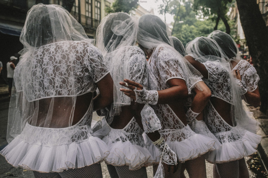Brazil, Rio de Janeiro, February 26, 2017In the bowels of Brazilian inequality, in the difficulty of remembering our history, our origins, anomia generates the feeling of that « which must not be named ». It occurs when individuals feel pressured to violate norms.Men dressed as brides at the carnival of the streets of Lapa. Brésil, Rio de Janeiro, 26 février 2017Dans les entrailles de l'inégalité brésilienne, dans la difficulté de se souvenir de notre histoire, de nos origines, l'anomie, engendre le sentiment de ce "qui ne doit pas être nommé". Elle se produit lorsque les individus se sentent incités à violer les normes.Des hommes déguisés en mariées lors du carnaval de rue de Lapa. Francisco Proner / Agence VU