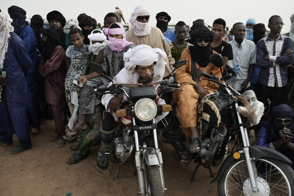 Niger, Agadez, 4 October 2015Agadez is a commercial and migratory crossing in Sahel. Thousands of migrants mainly coming from Western Africa pass through Agadez each month, on the way to Algeria or Libya with the aim of reaching Europe.During a metting of the Touareg community of Agadez, men gathered to listen to the official speeches. Niger, Agadez, 4 octobre 2015Agadez est un carreffour commercial et migratoire dans le Sahel. En partance pour l'Algérie ou la Libye en vue de rallier l'Europe, des milliers de migrants venant pricipalement d'Afrique de L'Ouest convergent chaque mois vers Agadez.Lors d'un rassemblement de la communauté Touareg d'Agadez, des hommes se sont rassemblés pour écouter les discours officiels.Michael Zumstein / Agence VU
