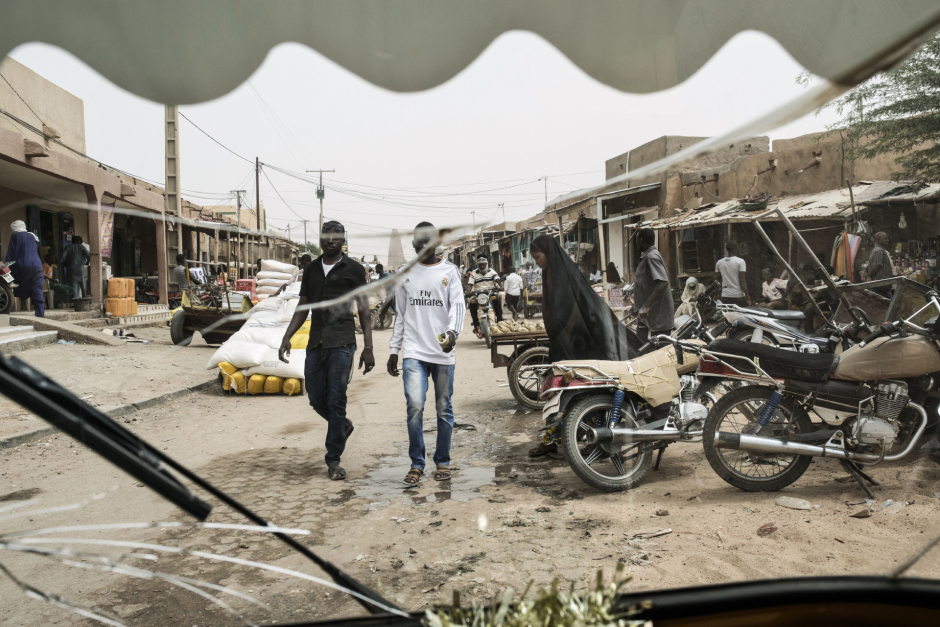 Niger, Agadez, 5 October 2015Agadez is a commercial and migratory crossing in Sahel. Thousands of migrants mainly coming from Western Africa pass through Agadez each month, on the way to Algeria or Libya with the aim of reaching Europe.Each monday, migrants come to shop downtown in order to prepare their departure for Libya.A street close to the market seen from a  delivery bicycle.Niger, Agadès, 5 octobre 2015Agadez est un carreffour commercial et migratoire dans le Sahel. En partance pour l'Algérie ou la Libye en vue de rallier l'Europe, des milliers de migrants venant pricipalement d'Afrique de L'Ouest convergent chaque mois vers Agadez.Chaque lundi, les migrants viennent faire leurs courses en ville afin de préparer le départ du soir vers la Libye.Un rue près du marché vue depuis un triporteur.Michael Zumstein / Agence VU