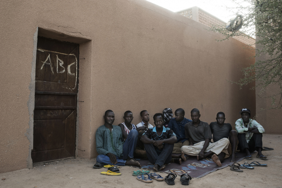 Niger, Agadez, 3 October 2015Agadez is a commercial and migratory crossing in Sahel. Thousands of migrants mainly coming from Western Africa pass through Agadez each month, on the way to Algeria or Libya with the aim of reaching Europe. In the backyard of a Senegalese "household", Senegalese migrants wait every monday a potential departure to Libya. Niger, Agadès, 3 octobre 2015Agadez est un carreffour commercial et migratoire dans le Sahel. En partance pour l'Algérie ou la Libye en vue de rallier l'Europe, des milliers de migrants venant pricipalement d'Afrique de L'Ouest convergent chaque mois vers Agadez.Dans la cour d'un "foyer" sénégalais, des migrants sénégalais attendent chaque lundi leur éventuel départ  vers la Libye.Michael Zumstein / Agence VU