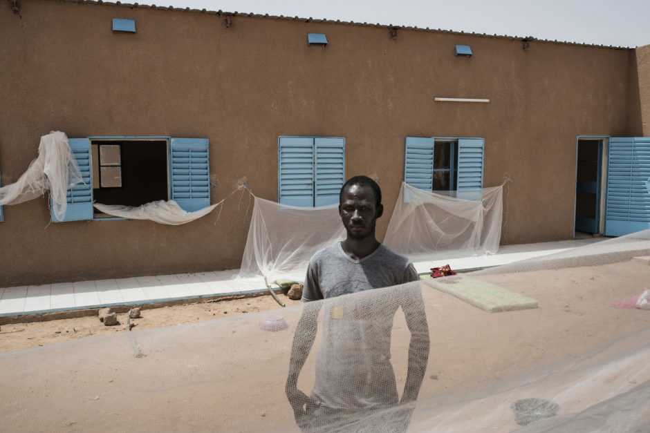 Niger, Agadez, 7 October 2015Agadez is a commercial and migratory crossing in Sahel. Thousands of migrants mainly coming from Western Africa pass through Agadez each month, on the way to Algeria or Libya with the aim of reaching Europe.Drame Mamadou Lamin (35 years old), Gambian, is posing in the IOM transit and assistance center of Agadez. Sekouna Balde is assuming that he has been kidnapped and brutalised in Libya. He wants to go back home.Niger, Agadès, 7 octobre 2015Agadez est un carreffour commercial et migratoire dans le Sahel. En partance pour l'Algérie ou la Libye en vue de rallier l'Europe, des milliers de migrants venant pricipalement d'Afrique de L'Ouest convergent chaque mois vers Agadez.Drame Mamadou Lamin (35 ans), gambien, pose dans le centre de transit et d’assistance de l’OIM (Oraganisation Internationale des Migrations) à Agadez. Sekouna Balde affirme avoir été maltraité et enlevé en Libye. Il souhaite rentrer chez lui.Michael Zumstein / Agence VU