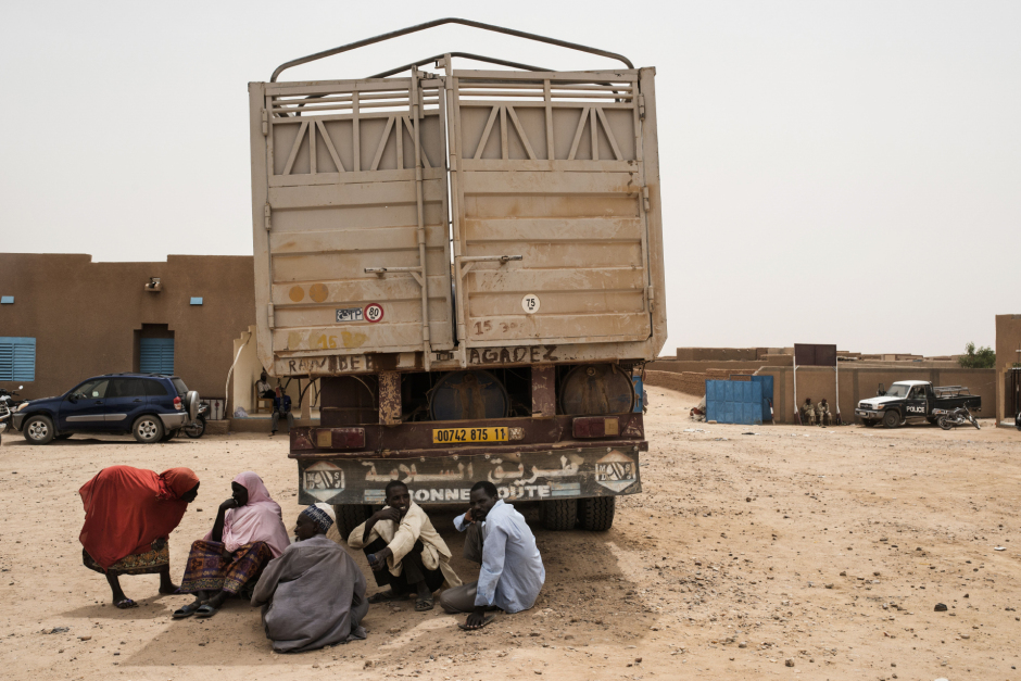 Niger, Agadez, 4 October 2015Agadez is a commercial and migratory crossing in Sahel. Thousands of migrants mainly coming from Western Africa pass through Agadez each month, on the way to Algeria or Libya with the aim of reaching Europe.Following a agreement between Algeria and Niger, Nigerians have been evacuated from Algeria by trucks. They are transiting through the IOM transit and assistance center of Agadez before going to they hometown. Their clothes are drying on the dormitory windows. Niger, Agadès, 4 octobre 2015Agadez est un carreffour commercial et migratoire dans le Sahel. En partance pour l'Algérie ou la Libye en vue de rallier l'Europe, des milliers de migrants venant pricipalement d'Afrique de L'Ouest convergent chaque mois vers Agadez.Suite à un accord entre les autorités algériennes et nigeriennes, des nigériens ont été évacués en camion d'Algérie. ils transitent par le centre de transit et d’assistance de l’OIM (Oraganisation Internationale des Migrations) à Agadez avant de rejoindre leur village d'origine. Leurs vétements sêchent sur les fenetres des dortoirs.Michael Zumstein / Agence VU