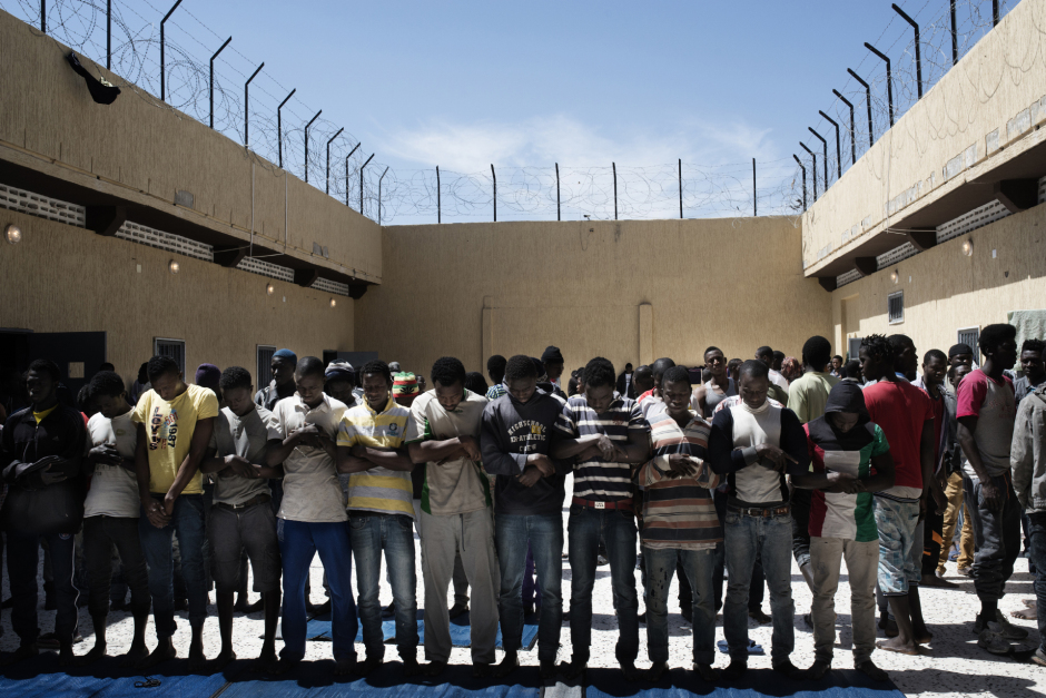 Libya, Garabulli, 28 March 2016About 400 people are in Al-Gweyah detention center. Prisoners are mainly sub-Saharan illegal migrants on the road to Europe. Beaches near Tripoli are the main departure points to cross Mediterranean Sea to Italy. Lot of migrants try to work illegaly in Libya in order to pay the trip.Prisoners are praying in the courtyard of the Alqawayeih detention center.Libye, Garabulli, 28 mars 2016Le centre de detention d'Al-Gweyah compte près de 400 détenus en situation irrégulière. Les prisonniers sont principalement des migrants subsahariens sans papiers en route pour l'Europe. Les plages à proximité de Tripoli sont un point de départ pour traverser la méditerranée vers l'Italie. Beaucoup de migrants tentent de travailler illégalement en Libye pour payer leur passage.Les détenus font leur prière dans la cour du centre.Michael Zumstein / Agence VU