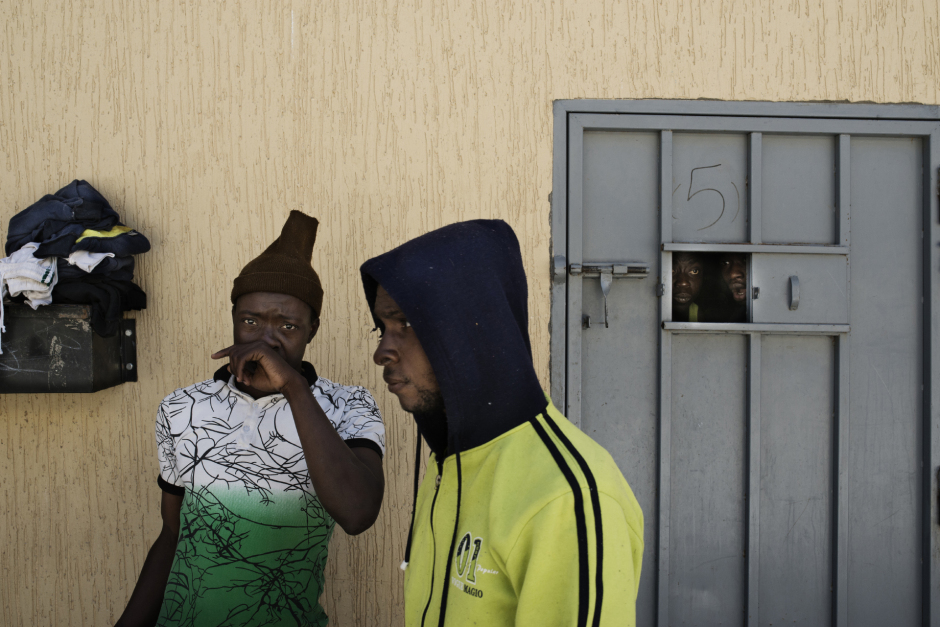 Libya, Garabulli, 28 March 2016About 400 people are in Al-Gweyah detention center. Prisoners are mainly sub-Saharan illegal migrants on the road to Europe. Beaches near Tripoli are the main departure points to cross Mediterranean Sea to Italy. Lot ot migrants try to work illegaly in Libya in order to pay the trip.In the courtyard of the detention center Alqawayeih, prisoners are going back to their cells.Libye, Garabulli, 28 mars 2016Le centre de detention d'Al-Gweyah compte près de 400 détenus en situation irrégulière. Les prisonniers sont principalement des migrants subsahariens sans papiers en route pour l'Europe. Les plages à proximité de Tripoli sont un point de départ pour traverser la méditerranée vers l'Italie. Beaucoup de migrants tentent de travailler illégalement en Libye pour payer leur passage.Dans la cour du centre, des prisonniers s'apprêtent à regagner leur cellule.Michael Zumstein / Agence VU