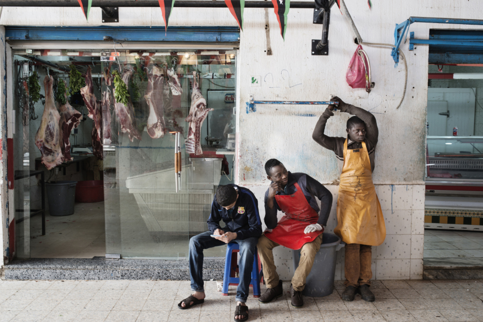 Libya, Tripoli, 31 March 2016Butchery's employees are waiting for clients in front of their shop on Hail Islami market.Libye, Tripoli, 31 mars 2016Des employés d'une boucherie du marché Hail Islami attendent des clients devant leur boutique.Michael Zumstein / Agence VU