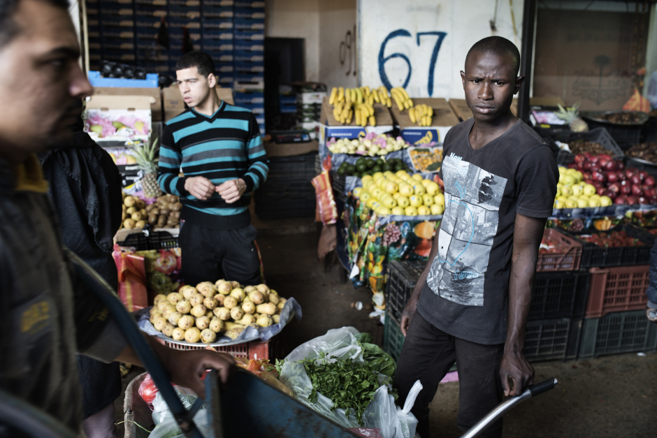 Libya, Tripoli, 31 March 2016On Hail Islami market, migrant workers propose to carry client's wheelbarrow.Libye, Tripoli, 31 mars 2016Dans le marche Hail Islami, des travailleurs migrants proposent leurs services pour pousser les brouettes des clients.Michael Zumstein / Agence VU
